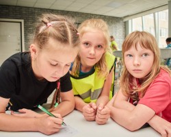 В гостях у издательства «Адукацыя і выхаванне» побывали ребята из летнего лагеря школы № 140 г. Минска. В гостях у издательства «Адукацыя і выхаванне» побывали ребята из летнего лагеря школы № 140 г. Минска.